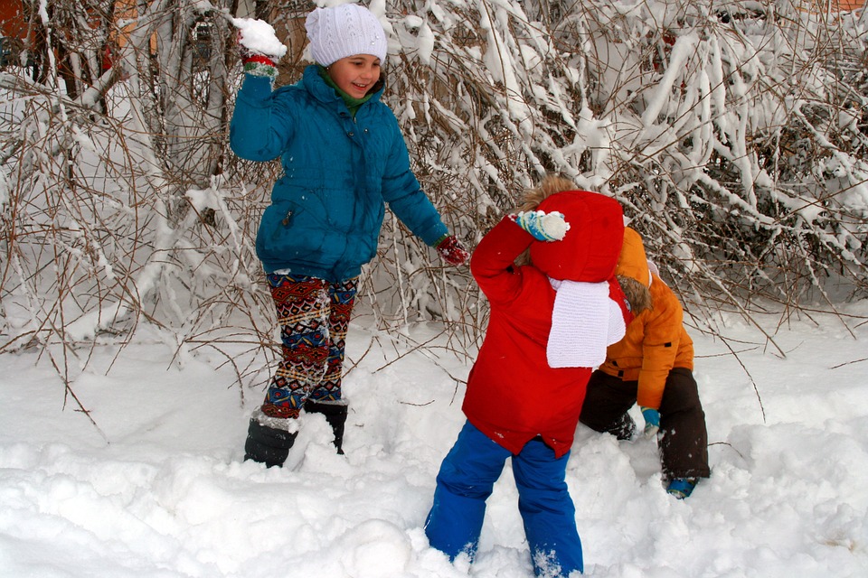 winter-snowball-fight